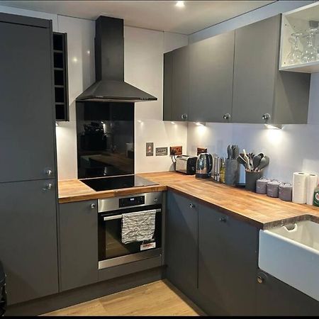 2 Bed Apartment Close To Station With Parking 伦敦 外观 照片