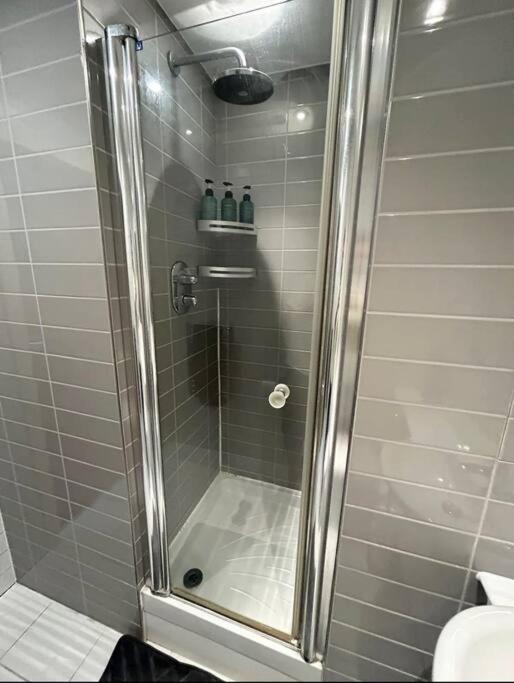 2 Bed Apartment Close To Station With Parking 伦敦 外观 照片