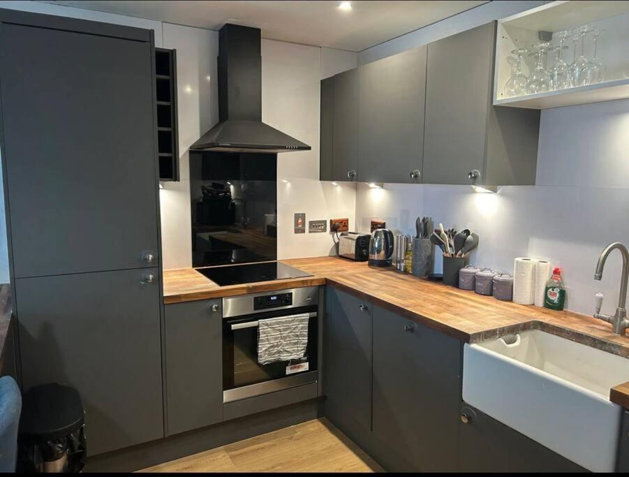 2 Bed Apartment Close To Station With Parking 伦敦 外观 照片